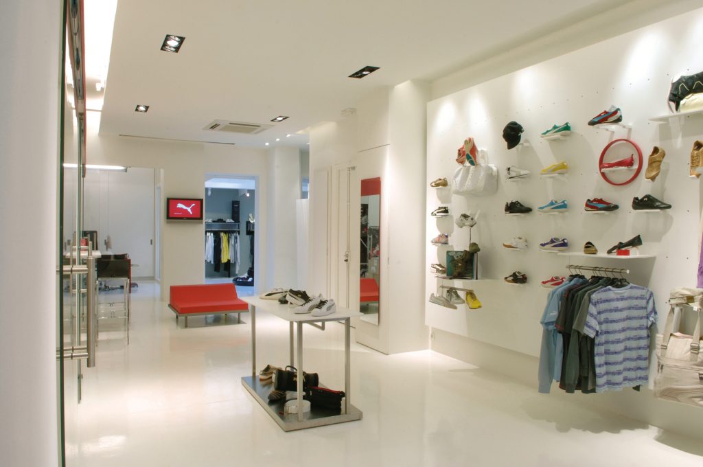 Conception du showroom de la marque Puma à Paris. Création d'espaces selon les collections de la marque Puma, design d'un mur de présentation des collections avec tennis, casquettes et vêtements sur un mur inédit en Corian. Design de tous les supports en Corian. Conception d'un lieu pour la arque Puma Nuela avec une ambiance plus sobre. Conception et design des mobiliers et objets par Claude Lecante. #puma @puma @lecante @showroom puma
