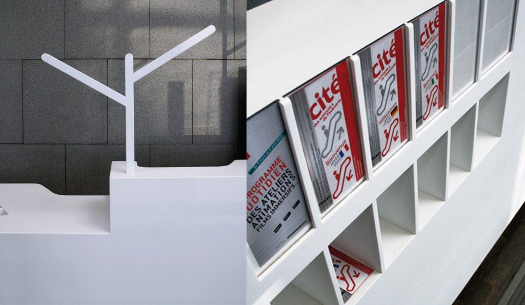 Réflexion sur les besoins, design pour une égonomie répondant aux besoins du public et de l’agent d’exploitation. La banque d’accueil est située au niveau Explora mais elle peut être facilement déplaçable dans l’ensemble de la Cité par le système de roues intégrées. Elle a pour vocation dans cet immense espace de renseigner et de distribuer des audioguides aux visiteurs. Conception, plans et suivi de fabrication. Réalisation en Corian. design Claude Lecante