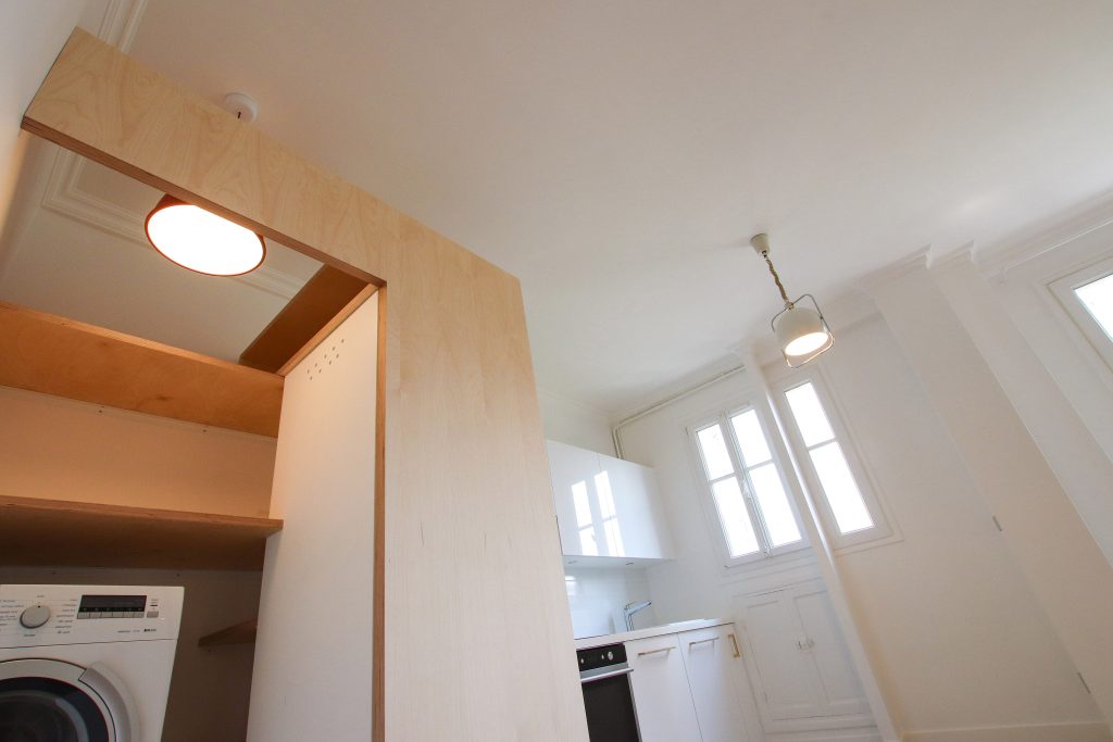 Rénovation totale d'un appartement à Paris 20 par le studio Claude Lecante. Reprise et réorganisation des espaces, design des mobiliers et de la cuisine fabriquée sur mesure. Suivi de chantier et des fabrications. Design de la cuisine et meubles Claude Lecante #architecture #claudelecante @architecture @paris20 #renovationparis20 @designmobilier
