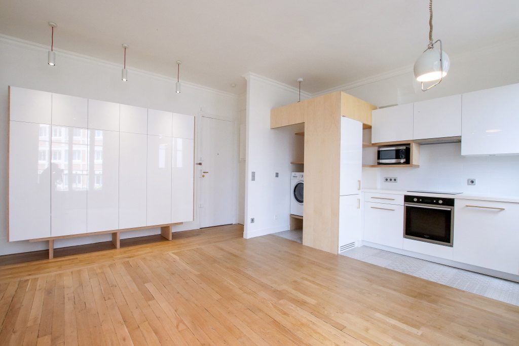 Rénovation totale d'un appartement à Paris 20 par le studio Claude Lecante. Reprise et réorganisation des espaces, design des mobiliers et de la cuisine fabriquée sur mesure. Suivi de chantier et des fabrications. Design de la cuisine et meubles Claude Lecante #architecture #claudelecante @architecture @paris20 #renovationparis20 @designmobilier