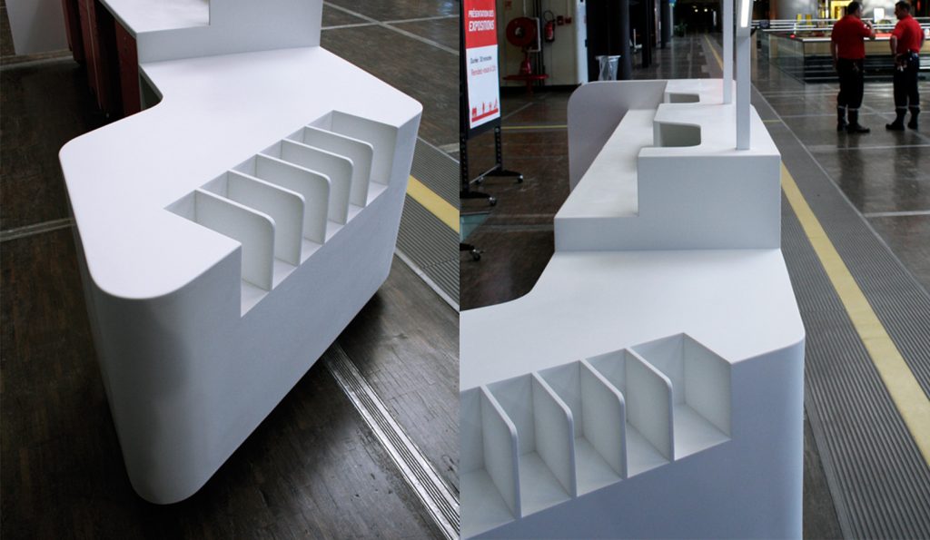 Réflexion sur les besoins, design pour une égonomie répondant aux besoins du public et de l’agent d’exploitation. La banque d’accueil est située au niveau Explora mais elle peut être facilement déplaçable dans l’ensemble de la Cité par le système de roues intégrées. Elle a pour vocation dans cet immense espace de renseigner et de distribuer des audioguides aux visiteurs. Conception, plans et suivi de fabrication. Réalisation en Corian. design Claude Lecante