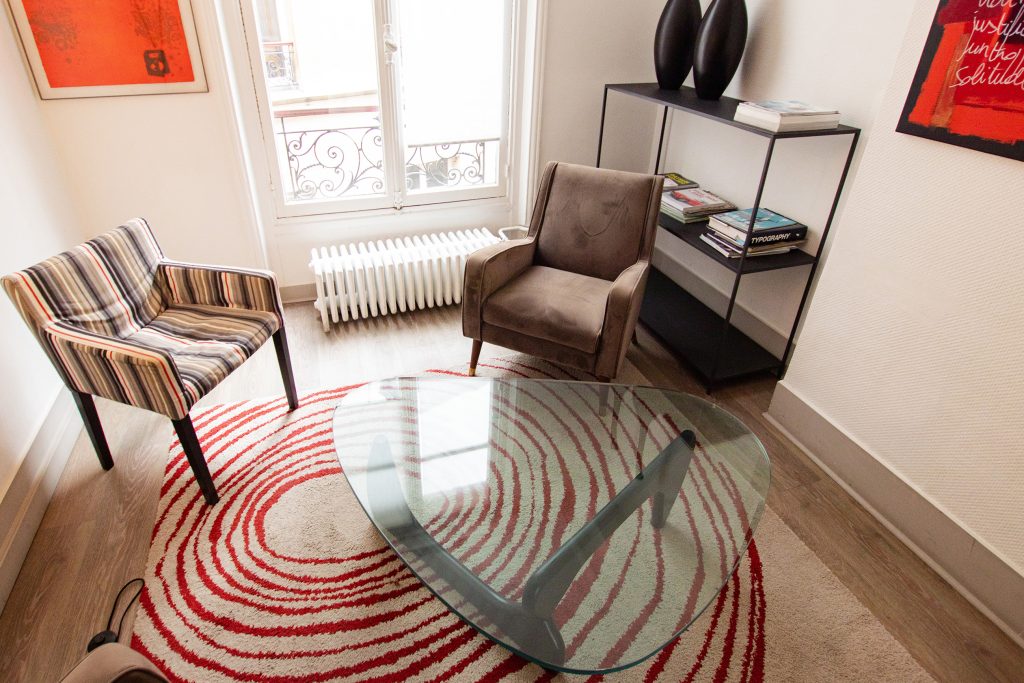 Pour une société de consultants, organisation et implantation d’espaces de bureaux. Aménagement des salles de recrutement, création d’un parcours scénographié, espaces de détente. Surface 600 m2