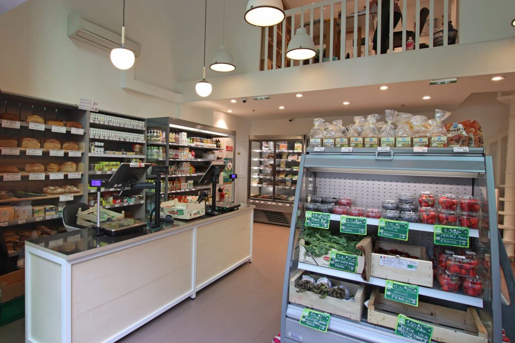 Conception et design du magasin de vente biologique nommé Titi Bio situé à seuil Malmaison. Le projet comprend une étude des cellules de vente, mise aux normes, conception des espaces et design de tous les mobiliers réalisés sur mesure par Claude Lecante.