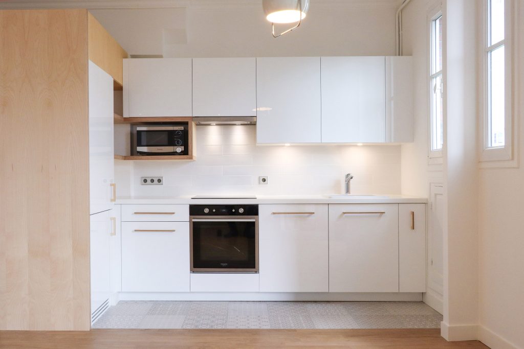 Rénovation totale d'un appartement à Paris 20 par le studio Claude Lecante. Reprise et réorganisation des espaces, design des mobiliers et de la cuisine fabriquée sur mesure. Suivi de chantier et des fabrications. Design de la cuisine et meubles Claude Lecante #architecture #claudelecante @architecture @paris20 #renovationparis20 @designmobilier