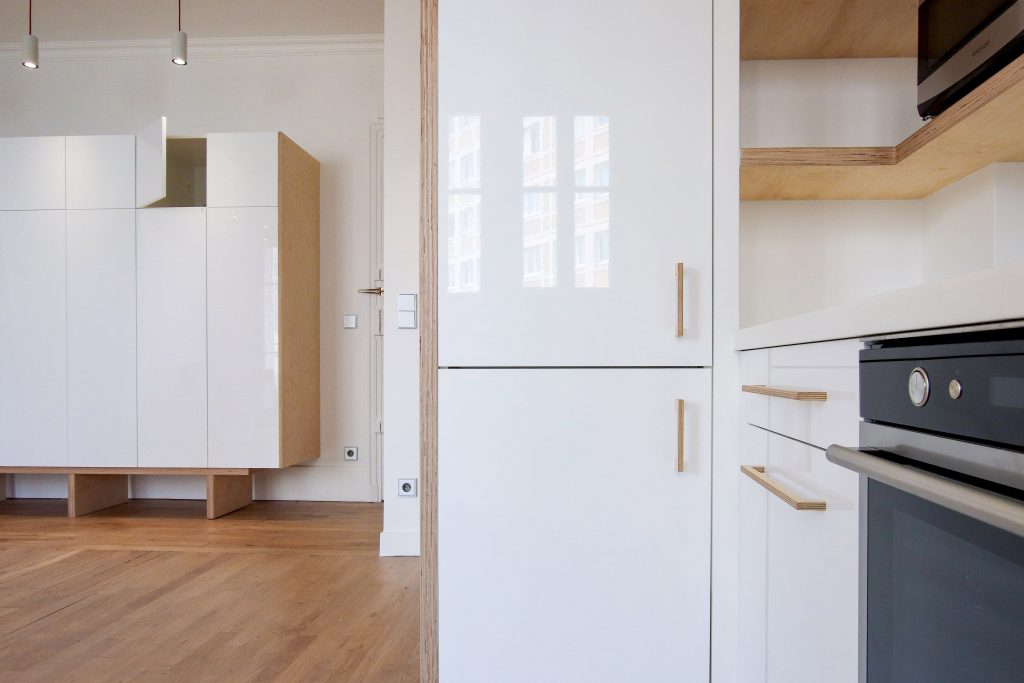 Rénovation totale d'un appartement à Paris 20 par le studio Claude Lecante. Reprise et réorganisation des espaces, design des mobiliers et de la cuisine fabriquée sur mesure. Suivi de chantier et des fabrications. Design de la cuisine en Corian et meubles Claude Lecante #architecture #claudelecante @architecture @paris20 #renovationparis20 @designmobilier