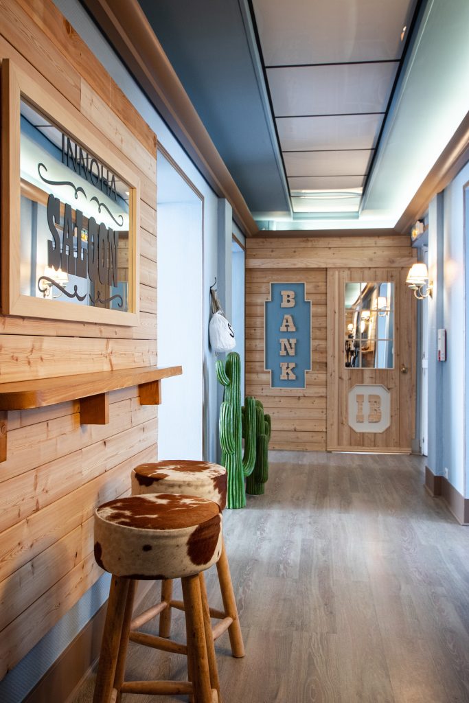 Pour une société de consultants, organisation et implantation d’espaces de bureaux. Aménagement des salles de recrutement, création d’un parcours scénographié, espaces de détente. Surface 600 m2 Scénographie avec un décor de saloon pour une société de consulting sur les Champs-Élysées à Paris. #scenographie @scenographie #scenographiedebureaux @bureauxdécor @claudelecante