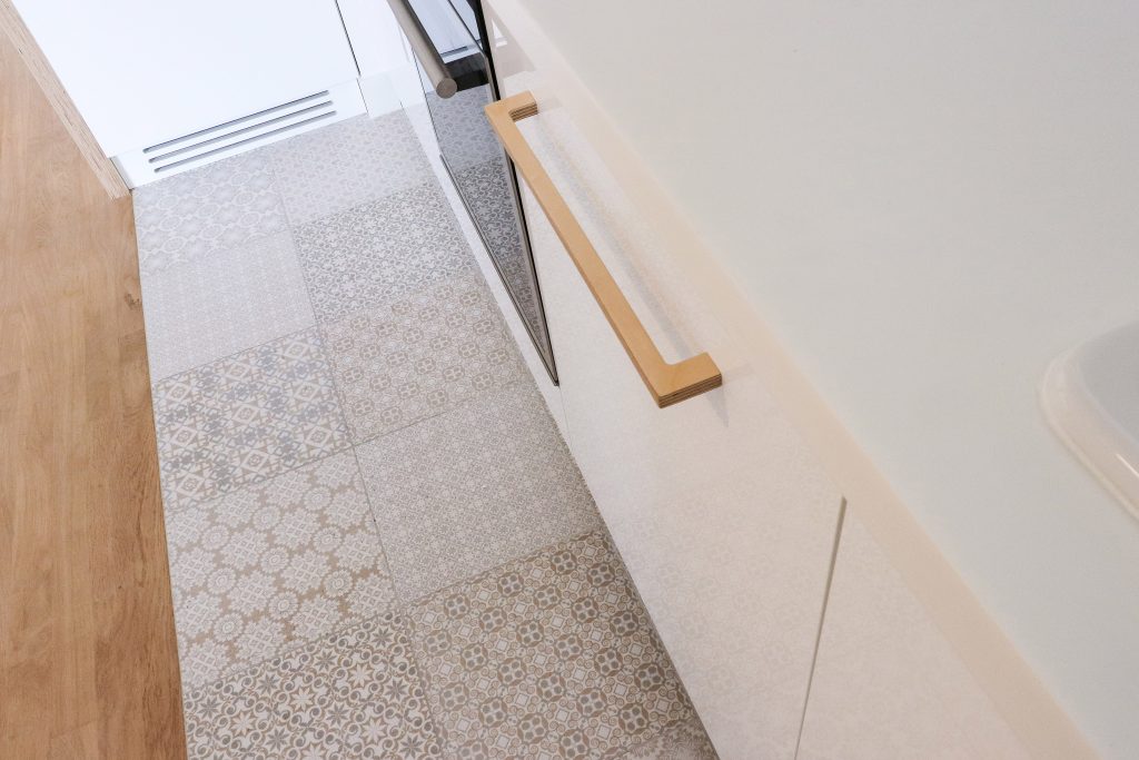 Rénovation totale d'un appartement à Paris 20 par le studio Claude Lecante. Reprise et réorganisation des espaces, design des mobiliers et de la cuisine fabriquée sur mesure. Suivi de chantier et des fabrications. Design de la cuisine en Corian et meubles Claude Lecante #architecture #claudelecante @architecture @paris20 #renovationparis20 @designmobilier