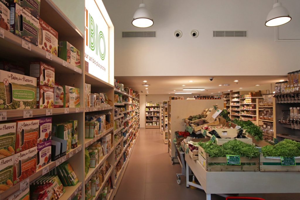 Conception et design du magasin de vente biologique nommé Titi Bio situé à seuil Malmaison. Le projet comprend une étude des cellules de vente, mise aux normes, conception des espaces et design de tous les mobiliers réalisés sur mesure par Claude Lecante.