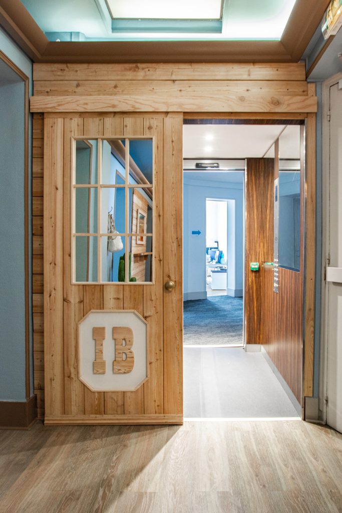 Pour une société de consultants, organisation et implantation d’espaces de bureaux. Aménagement des salles de recrutement, création d’un parcours scénographié, espaces de détente. Surface 600 m2 Scénographie avec un décor de saloon pour une société de consulting sur les Champs-Élysées à Paris. #scenographie @scenographie #scenographiedebureaux @bureauxdécor @claudelecante Photographies : Claude Lecante