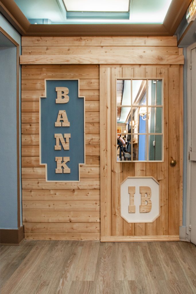 Pour une société de consultants, organisation et implantation d’espaces de bureaux. Aménagement des salles de recrutement, création d’un parcours scénographié, espaces de détente. Surface 600 m2 Scénographie avec un décor de saloon pour une société de consulting sur les Champs-Élysées à Paris. #scenographie @scenographie #scenographiedebureaux @bureauxdécor @claudelecante Photographies : Claude Lecante