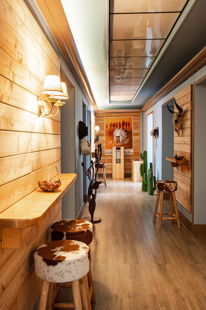 Pour une société de consultants, organisation et implantation d’espaces de bureaux. Aménagement des salles de recrutement, création d’un parcours scénographié, espaces de détente. Surface 600 m2 Scénographie avec un décor de saloon pour une société de consulting sur les Champs-Élysées à Paris. #scenographie @scenographie #scenographiedebureaux @bureauxdécor @claudelecante Photographies : Claude Lecante