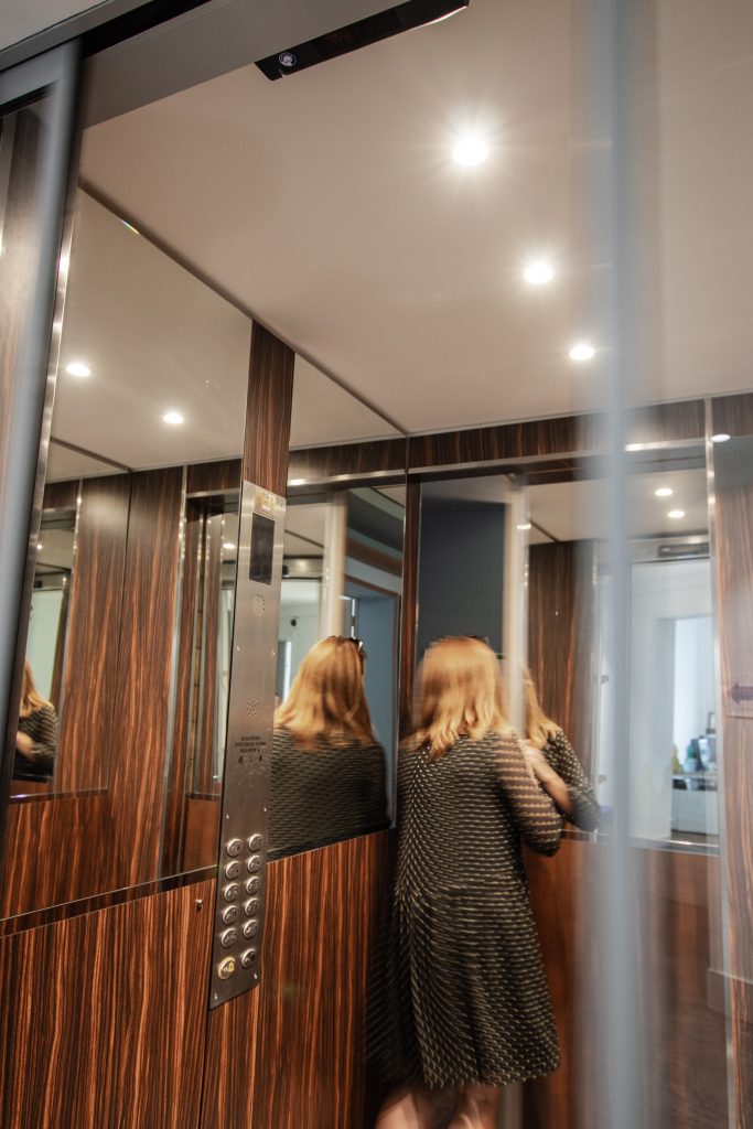 Pour une société de consultants, organisation et implantation d’espaces de bureaux. Aménagement des salles de recrutement, création d’un parcours scénographié, espaces de détente. Surface 600 m2 Scénographie avec un décor de saloon pour une société de consulting sur les Champs-Élysées à Paris. #scenographie @scenographie #scenographiedebureaux @bureauxdécor @claudelecante Photographies : Claude Lecante