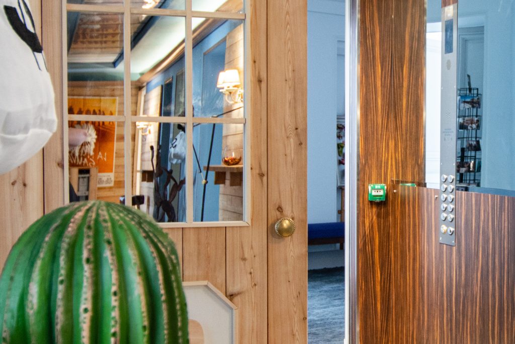 Pour une société de consultants, organisation et implantation d’espaces de bureaux. Aménagement des salles de recrutement, création d’un parcours scénographié, espaces de détente. Surface 600 m2 Scénographie avec un décor de saloon pour une société de consulting sur les Champs-Élysées à Paris. #scenographie @scenographie #scenographiedebureaux @bureauxdécor @claudelecante Photographies : Claude Lecante