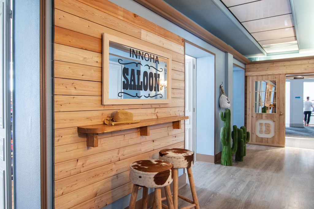 Pour une société de consultants, organisation et implantation d’espaces de bureaux. Aménagement des salles de recrutement, création d’un parcours scénographié, espaces de détente. Surface 600 m2 Scénographie avec un décor de saloon pour une société de consulting sur les Champs-Élysées à Paris. #scenographie @scenographie #scenographiedebureaux @bureauxdécor @claudelecante Photographies : Claude Lecante