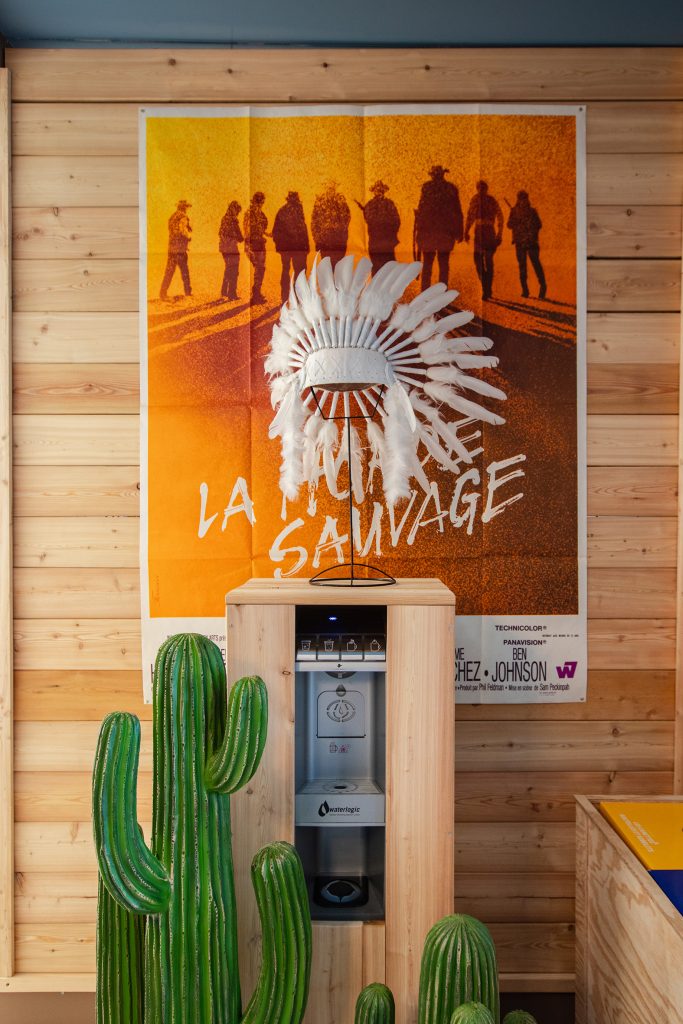 Pour une société de consultants, organisation et implantation d’espaces de bureaux. Aménagement des salles de recrutement, création d’un parcours scénographié, espaces de détente. Surface 600 m2 Scénographie avec un décor de saloon pour une société de consulting sur les Champs-Élysées à Paris. #scenographie @scenographie #scenographiedebureaux @bureauxdécor @claudelecante Photographies : Claude Lecante