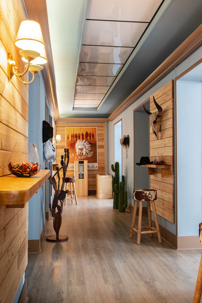 Pour une société de consultants, organisation et implantation 
d’espaces de bureaux.
Aménagement des salles de recrutement, création 
d’un parcours scénographié, espaces de détente.
Surface 600 m2
Scénographie avec un décor de saloon pour une société de consulting sur les Champs-Élysées à Paris. #scenographie @scenographie #scenographiedebureaux @bureauxdécor @claudelecante
Photographies : Claude Lecante