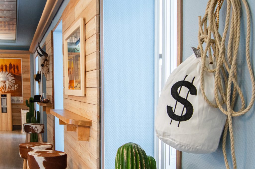 Pour une société de consultants, organisation et implantation d’espaces de bureaux. Aménagement des salles de recrutement, création d’un parcours scénographié, espaces de détente. Surface 600 m2 Scénographie avec un décor de saloon pour une société de consulting sur les Champs-Élysées à Paris. #scenographie @scenographie #scenographiedebureaux @bureauxdécor @claudelecante Photographies : Claude Lecante