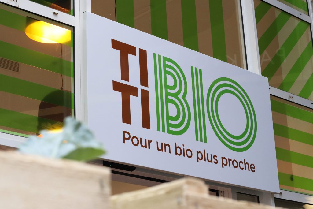 Conception et design du magasin de vente biologique nommé Titi Bio situé à seuil Malmaison. Le projet comprend une étude des cellules de vente, mise aux normes, conception des espaces et design de tous les mobiliers réalisés sur mesure par Claude Lecante.