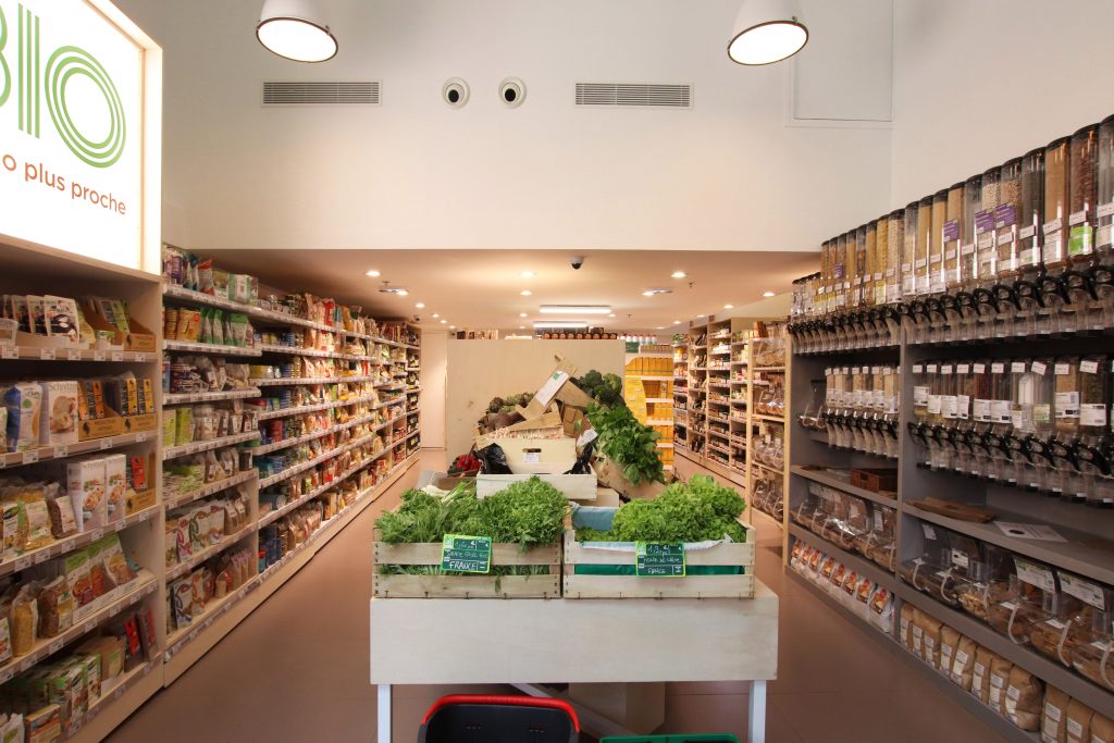 Conception et design du magasin de vente biologique nommé Titi Bio situé à seuil Malmaison. Le projet comprend une étude des cellules de vente, mise aux normes, conception des espaces et design de tous les mobiliers réalisés sur mesure par Claude Lecante.