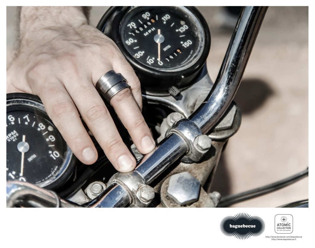 Création de la charte graphique pour la marque de bijoux Baguebecue. Bijoux pour hommes et femmes, principalement des collections de bagues réalisées en inox issus de couverts de la table. Mise en œuvre de la communication, réalisation des photographies servant aux brochures et au site internet. http://www.baguebecue.com