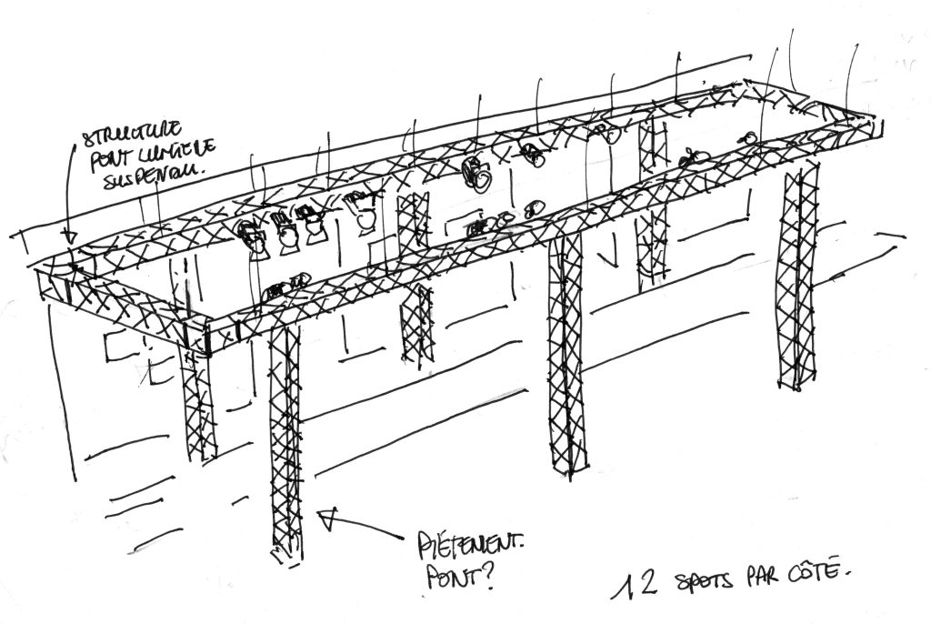 Pour une société de consultants située près des Champs-Élysées, scénographie dans le couloir principal des bureaux afin de personnaliser les lieux de manière ludique. Proposition d’un aménagement suggérant un défilé de mode. Créer un intéractivité entre le déplacement du personnel et le lieu qui installe un jeu et casse la sérénité ambiante.