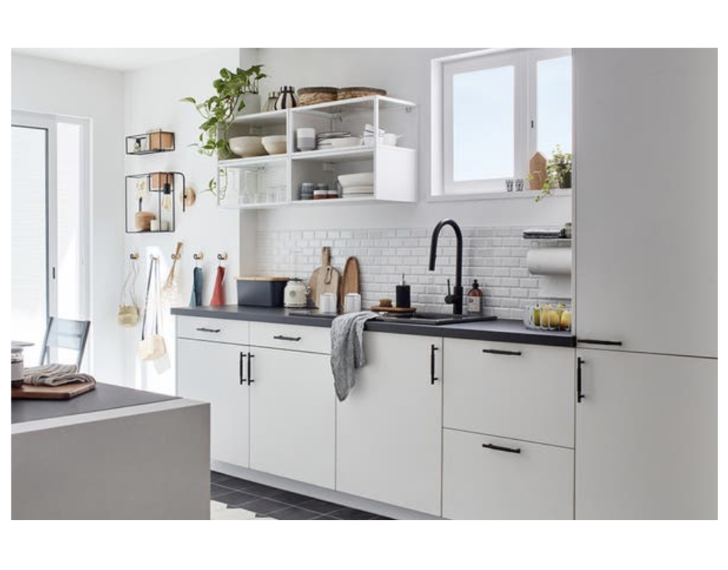 Pour le catalogue et/ou le site internet de Leroy Merlin, dans le cadre des «cahiers d’idées» propositions d’aménagement et d’astuces de construction. D’après un briefing avec cible fournie, rendu de différents concept pour validation. Puis conception des espaces et design des mobiliers avec comme contrainte l’utilisation des matériaux vendus chez Leroy Merlin. Conception, design et ambiance, plans de fabrication du décor pour la future réalisation des photographies servant au catalogue. design : Claude Lecante #leroymerlin @leroymerlin @claudelecante