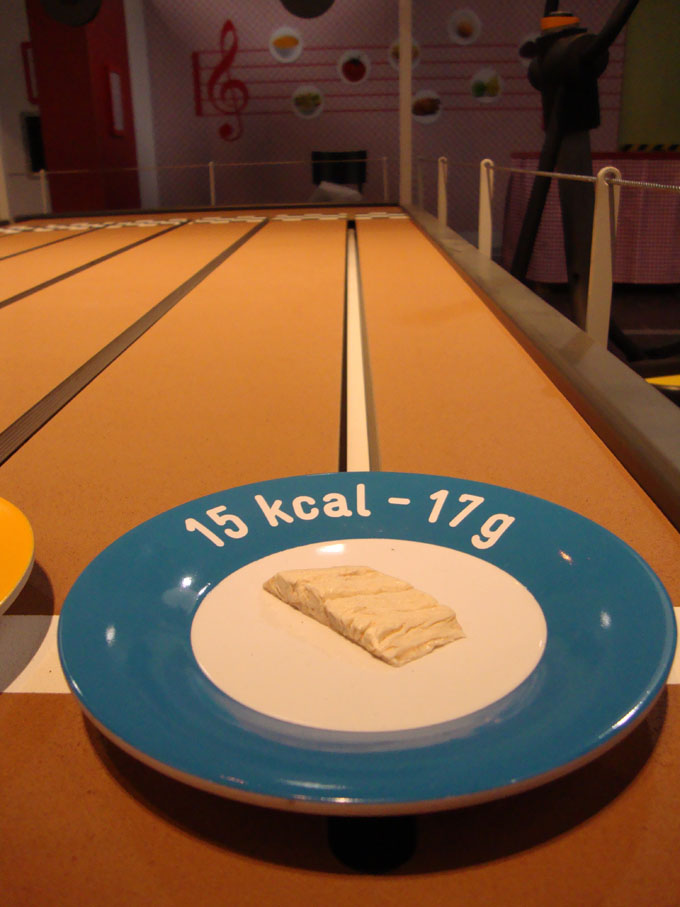 Design de 30 mobiliers différents pour l’exposition. La version itinérante a été présentée en France, Belgique, Suisse, Norvège, Finlande, Koweit, Mexique, Portugual, etc. Conception du design, plans et suivi de fabrication. Graphisme de certaines manips. Collaboration avec Clémence Farrell et Paul Viala. Scénographie : Franck Houndégla / Graphisme : Fabien Hahusseau exhibition for children entertainment Claude Lecante