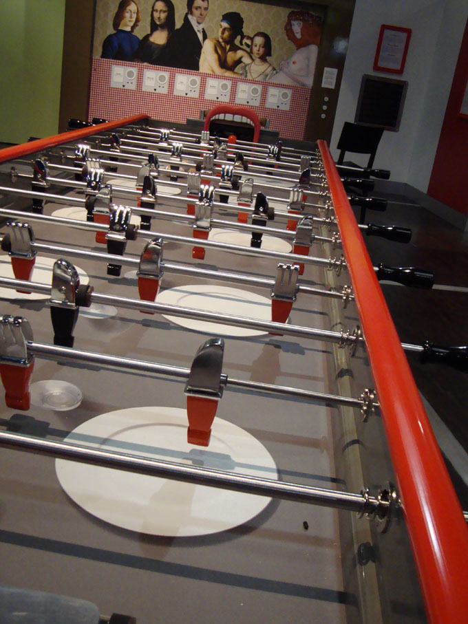 Design de 30 mobiliers différents pour l’exposition. La version itinérante a été présentée en France, Belgique, Suisse, Norvège, Finlande, Koweit, Mexique, Portugual, etc. Conception du design, plans et suivi de fabrication. Graphisme de certaines manips. Collaboration avec Clémence Farrell et Paul Viala. Scénographie : Franck Houndégla / Graphisme : Fabien Hahusseau exhibition for children entertainment Claude Lecante