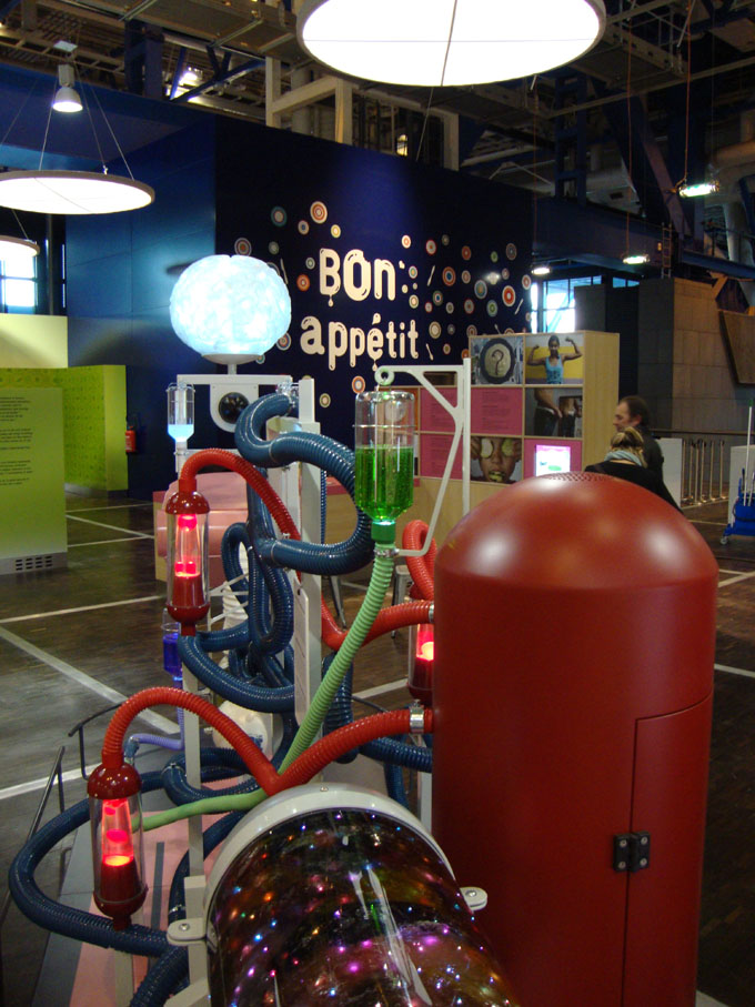 Design de 30 mobiliers différents pour l’exposition. La version itinérante a été présentée en France, Belgique, Suisse, Norvège, Finlande, Koweit, Mexique, Portugual, etc. Conception du design, plans et suivi de fabrication. Graphisme de certaines manips. Collaboration avec Clémence Farrell et Paul Viala. Scénographie : Franck Houndégla / Graphisme : Fabien Hahusseau exhibition for children entertainment Claude Lecante