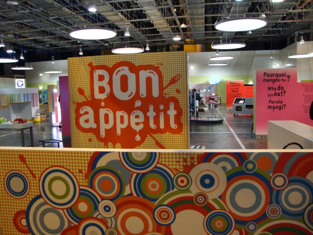 Design de 30 mobiliers différents pour l’exposition. La version itinérante a été présentée en France, Belgique, Suisse, Norvège, Finlande, Koweit, Mexique, Portugual, etc. 
Conception du design, plans et suivi de fabrication. Graphisme de certaines manips.
Collaboration avec Clémence Farrell et Paul Viala.
Scénographie : Franck Houndégla / Graphisme : Fabien Hahusseau
exhibition for children entertainment Claude Lecante