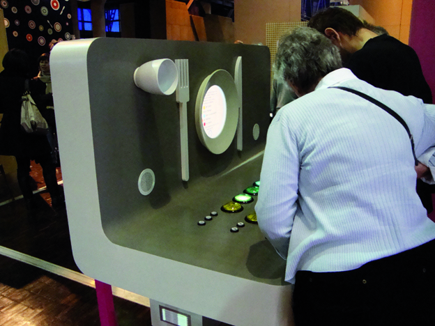 Design de 30 mobiliers différents pour l’exposition. La version itinérante a été présentée en France, Belgique, Suisse, Norvège, Finlande, Koweit, Mexique, Portugual, etc. Conception du design, plans et suivi de fabrication. Graphisme de certaines manips. Collaboration avec Clémence Farrell et Paul Viala. Scénographie : Franck Houndégla / Graphisme : Fabien Hahusseau exhibition for children entertainment Claude Lecante