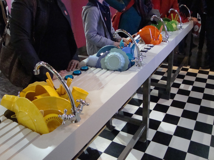 Design de 30 mobiliers différents pour l’exposition. La version itinérante a été présentée en France, Belgique, Suisse, Norvège, Finlande, Koweit, Mexique, Portugual, etc. Conception du design, plans et suivi de fabrication. Graphisme de certaines manips. Collaboration avec Clémence Farrell et Paul Viala. Scénographie : Franck Houndégla / Graphisme : Fabien Hahusseau exhibition for children entertainment Claude Lecante