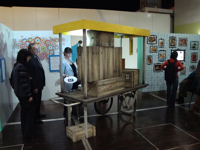 Design de 30 mobiliers différents pour l’exposition. La version itinérante a été présentée en France, Belgique, Suisse, Norvège, Finlande, Koweit, Mexique, Portugual, etc. Conception du design, plans et suivi de fabrication. Graphisme de certaines manips. Collaboration avec Clémence Farrell et Paul Viala. Scénographie : Franck Houndégla / Graphisme : Fabien Hahusseau exhibition for children entertainment Claude Lecante