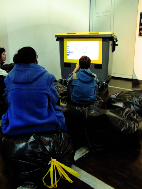 Design de 30 mobiliers différents pour l’exposition. La version itinérante a été présentée en France, Belgique, Suisse, Norvège, Finlande, Koweit, Mexique, Portugual, etc. Conception du design, plans et suivi de fabrication. Graphisme de certaines manips. Collaboration avec Clémence Farrell et Paul Viala. Scénographie : Franck Houndégla / Graphisme : Fabien Hahusseau exhibition for children entertainment Claude Lecante