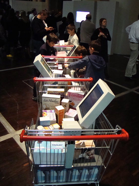 Design de 30 mobiliers différents pour l’exposition. La version itinérante a été présentée en France, Belgique, Suisse, Norvège, Finlande, Koweit, Mexique, Portugual, etc. Conception du design, plans et suivi de fabrication. Graphisme de certaines manips. Collaboration avec Clémence Farrell et Paul Viala. Scénographie : Franck Houndégla / Graphisme : Fabien Hahusseau exhibition for children entertainment Claude Lecante