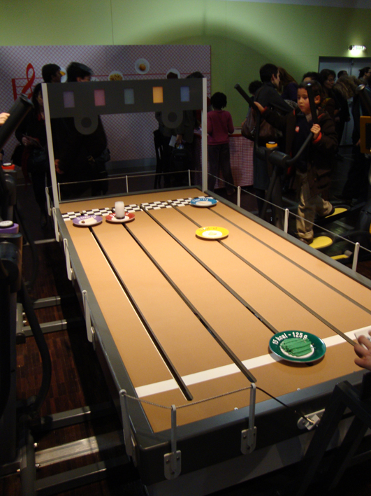 Design de 30 mobiliers différents pour l’exposition. La version itinérante a été présentée en France, Belgique, Suisse, Norvège, Finlande, Koweit, Mexique, Portugual, etc. Conception du design, plans et suivi de fabrication. Graphisme de certaines manips. Collaboration avec Clémence Farrell et Paul Viala. Scénographie : Franck Houndégla / Graphisme : Fabien Hahusseau exhibition for children entertainment Claude Lecante