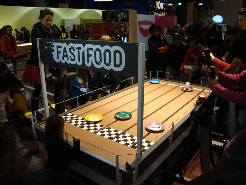 Design de 30 mobiliers différents pour l’exposition. La version itinérante a été présentée en France, Belgique, Suisse, Norvège, Finlande, Koweit, Mexique, Portugual, etc. Conception du design, plans et suivi de fabrication. Graphisme de certaines manips. Collaboration avec Clémence Farrell et Paul Viala. Scénographie : Franck Houndégla / Graphisme : Fabien Hahusseau exhibition for children entertainment Claude Lecante