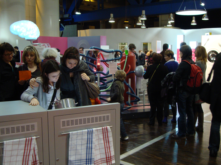 Design de 30 mobiliers différents pour l’exposition. La version itinérante a été présentée en France, Belgique, Suisse, Norvège, Finlande, Koweit, Mexique, Portugual, etc. Conception du design, plans et suivi de fabrication. Graphisme de certaines manips. Collaboration avec Clémence Farrell et Paul Viala. Scénographie : Franck Houndégla / Graphisme : Fabien Hahusseau exhibition for children entertainment Claude Lecante