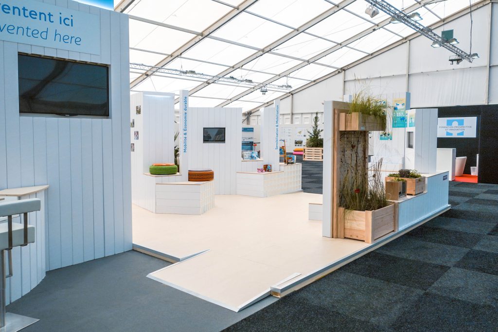 Stand du Conseil de la Seine Saint-Denis pour la Cop 21. Conception de la scénographie. Réalisation des plans de principe et suivi de fabrication. Surface : 60 m2 Collaboration avec l'agence Saisons Graphisme : Saisons Photos : Claude Lecante