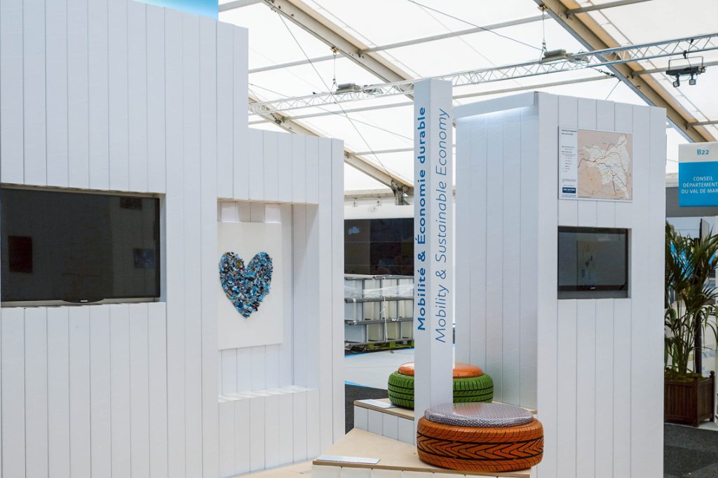 Stand du Conseil de la Seine Saint-Denis pour la Cop 21. Conception de la scénographie. Réalisation des plans de principe et suivi de fabrication. Surface : 60 m2 Collaboration avec l'agence Saisons Graphisme : Saisons Photos : Claude Lecante