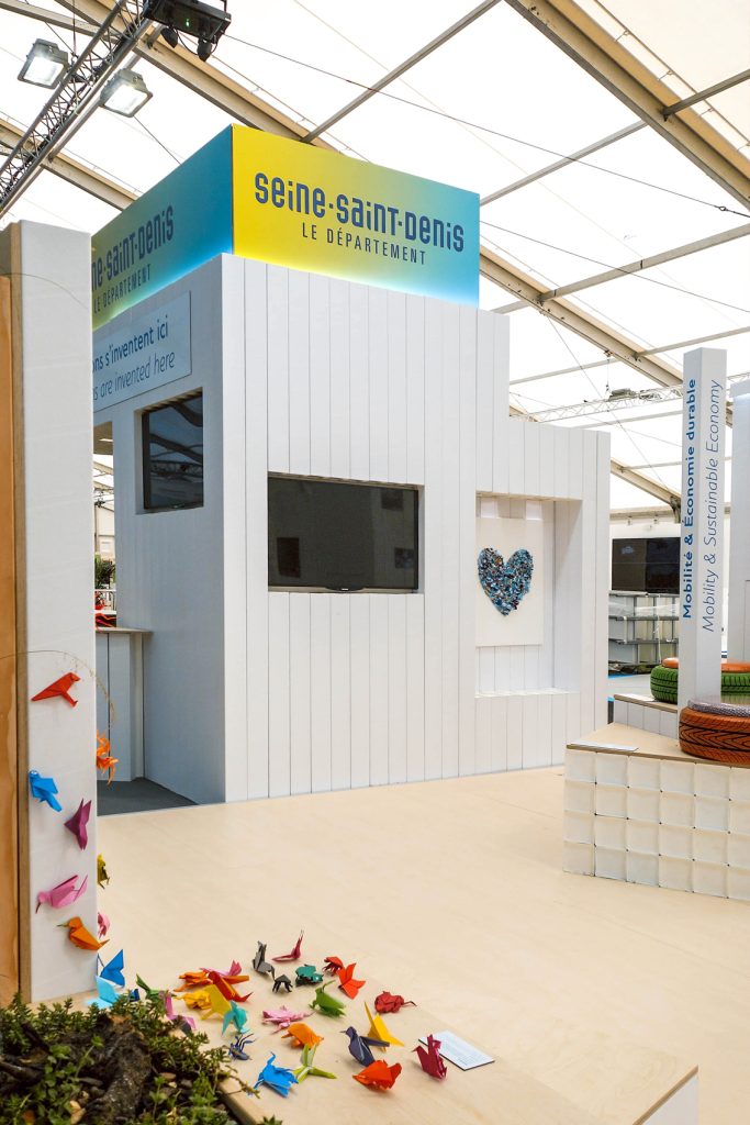 Stand du Conseil de la Seine Saint-Denis pour la Cop 21. Conception de la scénographie. Réalisation des plans de principe et suivi de fabrication. Surface : 60 m2 Collaboration avec l'agence Saisons Graphisme : Saisons Photos : Claude Lecante