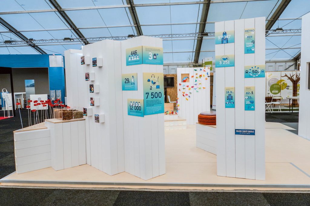 Stand du Conseil de la Seine Saint-Denis pour la Cop 21. Conception de la scénographie. Réalisation des plans de principe et suivi de fabrication. Surface : 60 m2 Collaboration avec l'agence Saisons Graphisme : Saisons Photos : Claude Lecante