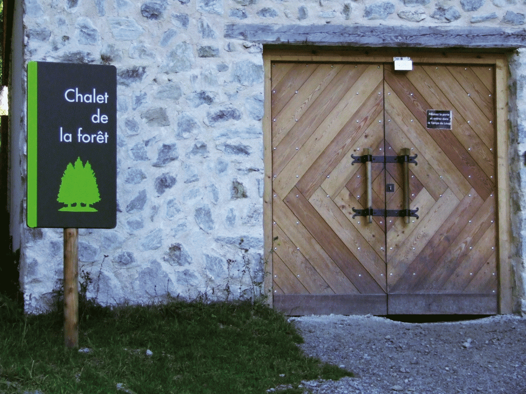 Programmation et implantation signalétique. Conception graphique et design de l’ensemble des mobiliers du scénoparc. Création de la gamme de mobilier signalétique (panneaux routiers, de localisation et directionnels...) Panneaux en aluminium sérigraphiés montés sur support bois pour l’extérieur et en corian sublimé pour l’intérieur. Graphisme en collaboration avec Artkas #saint_martin_de_vesubie #letempsduloup #lecanteclaude