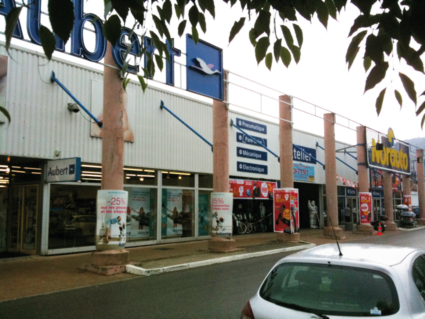 Création de la nouvelle identité architecturale des façades et du mail. Organisation des espaces et design des mobiliers intérieurs et exterieurs. Réalisation des images, et plans. Nouvelle identité graphique et graphisme : Agence Saisons.