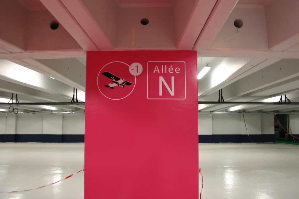 Préconisations et propositions signalétiques concernant l’ensemble des parkings de CDG (P AB, CD EF...) à Roissy Charles De Gaulle Conception de la signalétique des parkings Aéroports de Paris. Programmation, aps, apd et dce. Implantation des supports, couleurs et codes graphiques, pictogrammes et dessin des supports. Traitement de la signalétique de localisation, des entrées de parkings, directionnels et marquage des sas. Graphisme en Collaboration avec Frédéric Weill et Kaunpunki #adp #lecante @aéroportsdeparis #aéroportsdeparis #signage #wayfinding