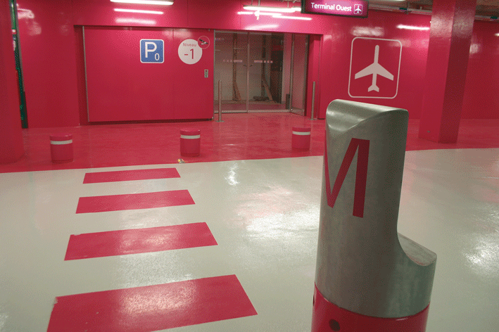 Préconisations et propositions signalétiques concernant l’ensemble des parkings de CDG (P AB, CD EF...) à Roissy Charles De Gaulle Conception de la signalétique des parkings Aéroports de Paris. Programmation, aps, apd et dce. Implantation des supports, couleurs et codes graphiques, pictogrammes et dessin des supports. Traitement de la signalétique de localisation, des entrées de parkings, directionnels et marquage des sas. Graphisme en Collaboration avec Frédéric Weill et Kaunpunki #adp #lecante @aéroportsdeparis #aéroportsdeparis #signage #wayfinding