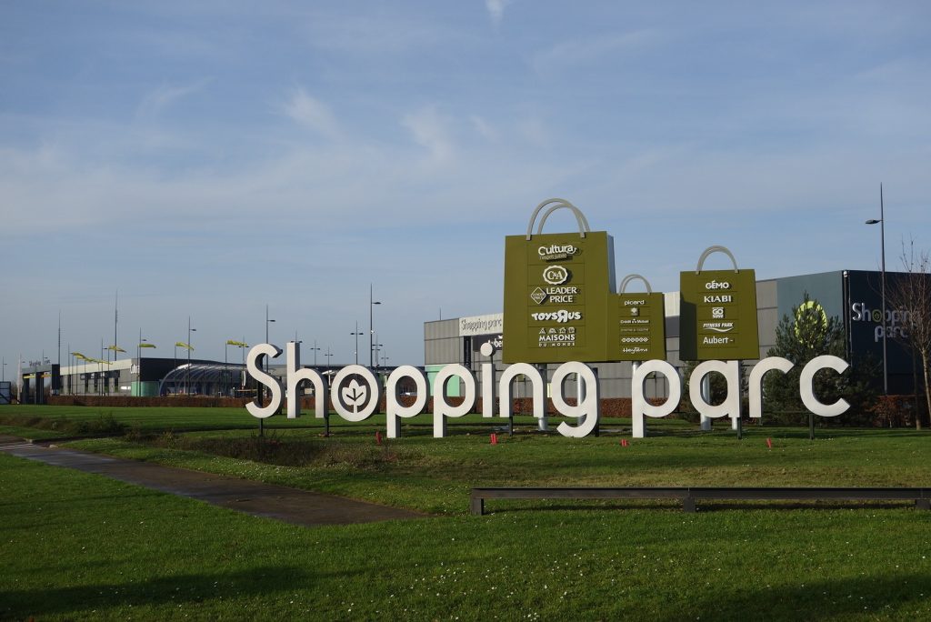 Création de sacs "géants" en pourtour du Retail Park
Amener de la visibilité de l'offre en extérieur et intérieur du centre 
commercial "Shopping Parc" permettant de communiquer 
sur les marques et de créer une "image" pour le site.. 
A l'intérieur, réaménagement des enseignes permettant 
une meilleure lisibilité. afin d'amener de la "visibilité"aux marques.
Design de l'ensemble des objets, suivi des fabrications et de la pose. 
Esquisse, APS, APD,DCE.
Projet pour l'agence Yellow and co
#lecante_design #lecante_wayfinding #wayfinding_westfield #westfield_signage @shoppingparc #shopping_parc @claudelecante