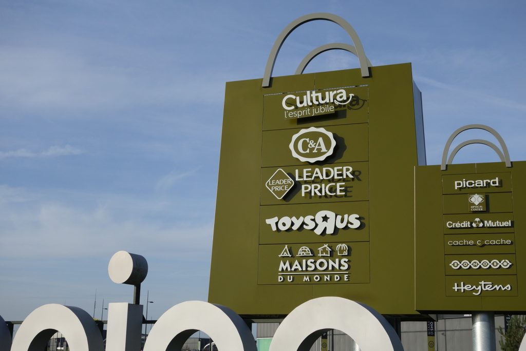 Création de sacs "géants" en pourtour du Retail Park Amener de la visibilité de l'offre en extérieur et intérieur du centre commercial "Shopping Parc" permettant de communiquer sur les marques et de créer une "image" pour le site.. A l'intérieur, réaménagement des enseignes permettant une meilleure lisibilité. afin d'amener de la "visibilité"aux marques. Design de l'ensemble des objets, suivi des fabrications et de la pose. Esquisse, APS, APD,DCE. Projet pour l'agence Yellow and co #lecante_design #lecante_wayfinding #wayfinding_westfield #westfield_signage @shoppingparc #shopping_parc