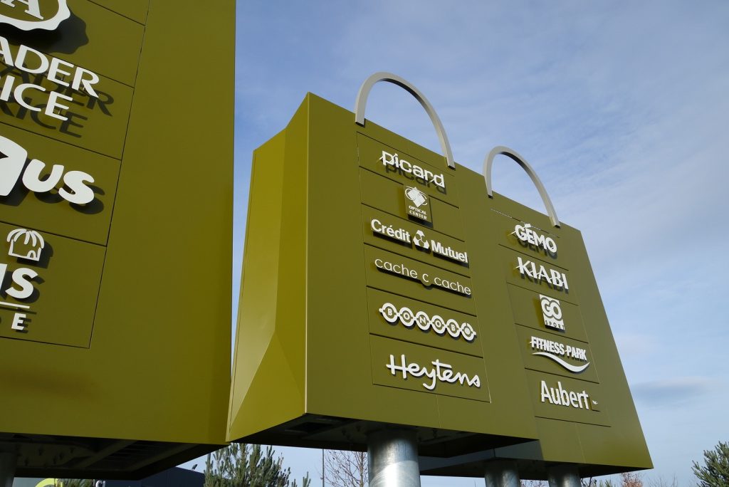 Création de sacs "géants" en pourtour du Retail Park Amener de la visibilité de l'offre en extérieur et intérieur du centre commercial "Shopping Parc" permettant de communiquer sur les marques et de créer une "image" pour le site.. A l'intérieur, réaménagement des enseignes permettant une meilleure lisibilité. afin d'amener de la "visibilité"aux marques. Design de l'ensemble des objets, suivi des fabrications et de la pose. Esquisse, APS, APD,DCE. Projet pour l'agence Yellow and co #lecante_design #lecante_wayfinding #wayfinding_westfield #westfield_signage @shoppingparc #shopping_parc