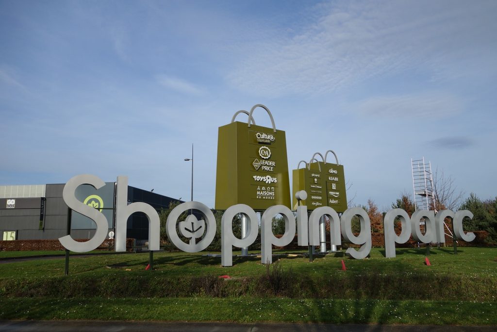 Création de sacs "géants" en pourtour du Retail Park Amener de la visibilité de l'offre en extérieur et intérieur du centre commercial "Shopping Parc" permettant de communiquer sur les marques et de créer une "image" pour le site.. A l'intérieur, réaménagement des enseignes permettant une meilleure lisibilité. afin d'amener de la "visibilité"aux marques. Design de l'ensemble des objets, suivi des fabrications et de la pose. Esquisse, APS, APD,DCE. Projet pour l'agence Yellow and co #lecante_design #lecante_wayfinding #wayfinding_westfield #westfield_signage @shoppingparc #shopping_parc